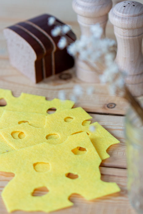 Käse bzw. Käsescheiben aus Filz ohne Nähen für den Kaufladen oder die Kinderküche selbst machen. Ein schnelles und einfaches DIY.