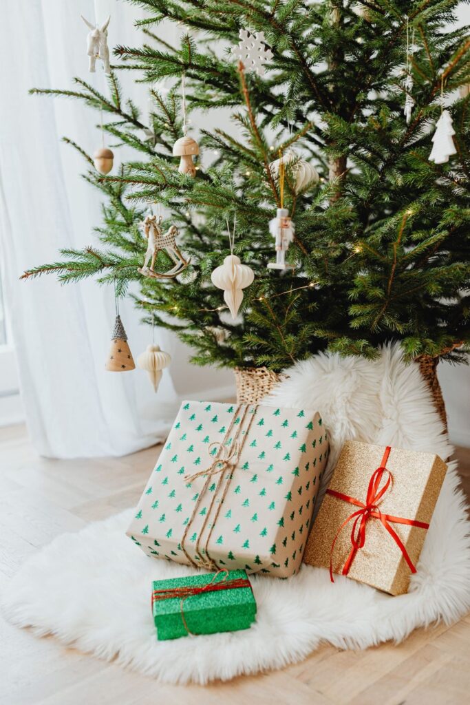 Tipps, wie du Weihnachten mit Kindern ohne Stress gestalten kannst. So kommt in eurer Familie an den Feiertagen weniger Streit und Zeitdruck auf.