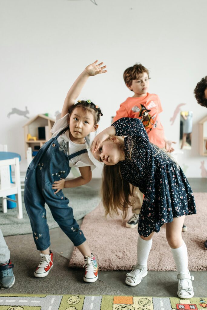 Ideen für Regentage im Herbst. Schaue dir diese 12 Aktivitäten an, wenn du nach Tipps für Beschäftigung für die Kinder bei schlechtem Wetter suchst.