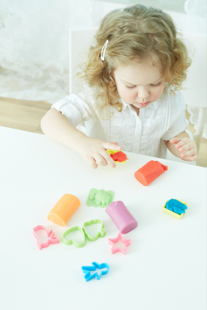 Kinder können Knete ganz einfach selbst machen. Entdecke diese und noch 11 weitere Tipps für Aktivitäten, die man Indoor an Regentagen im Herbst machen kann. Perfekt fürs Wochenende oder die Herbstferien. 